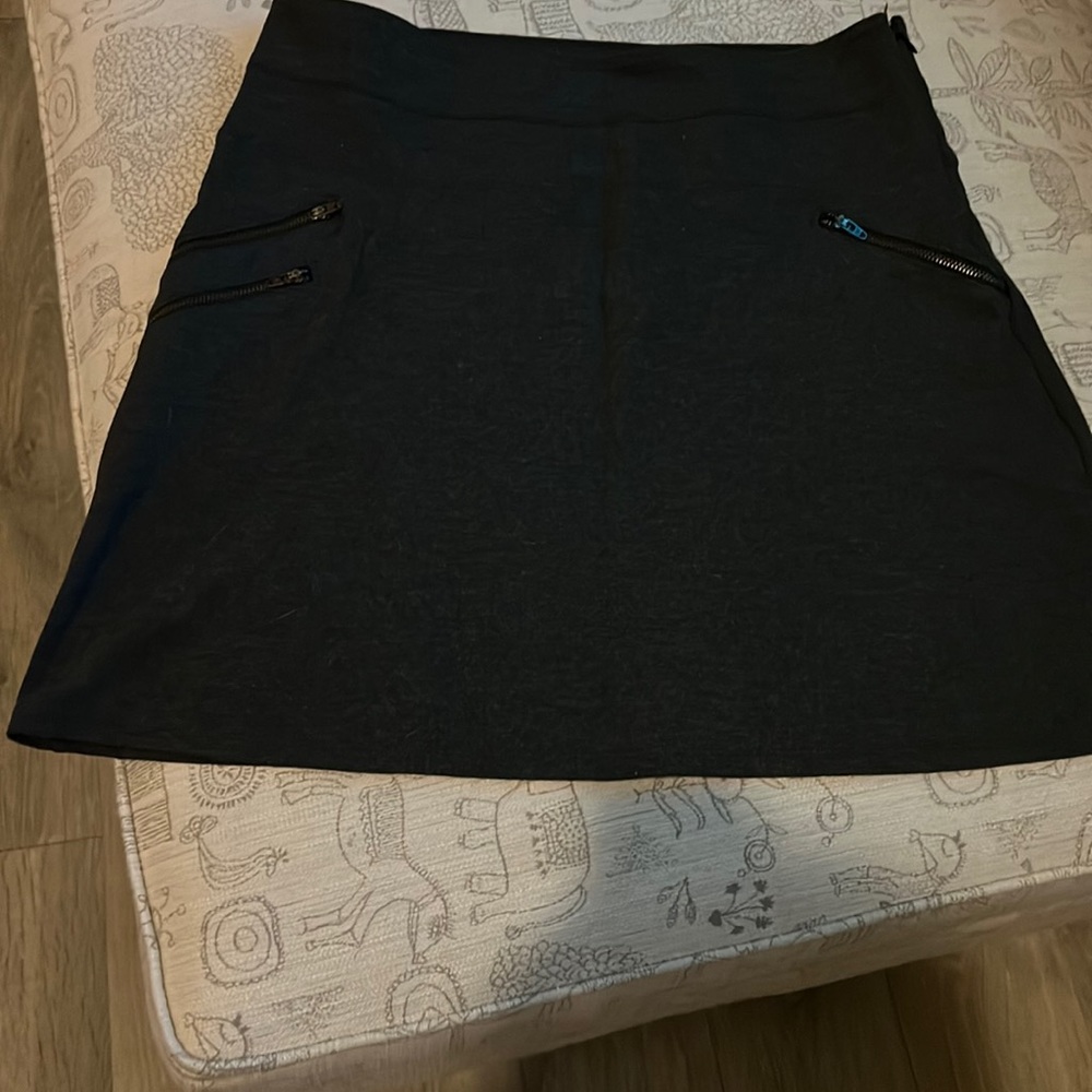Altheta above the knee skirt Size 8! Like New! *Please note- Grey Not black